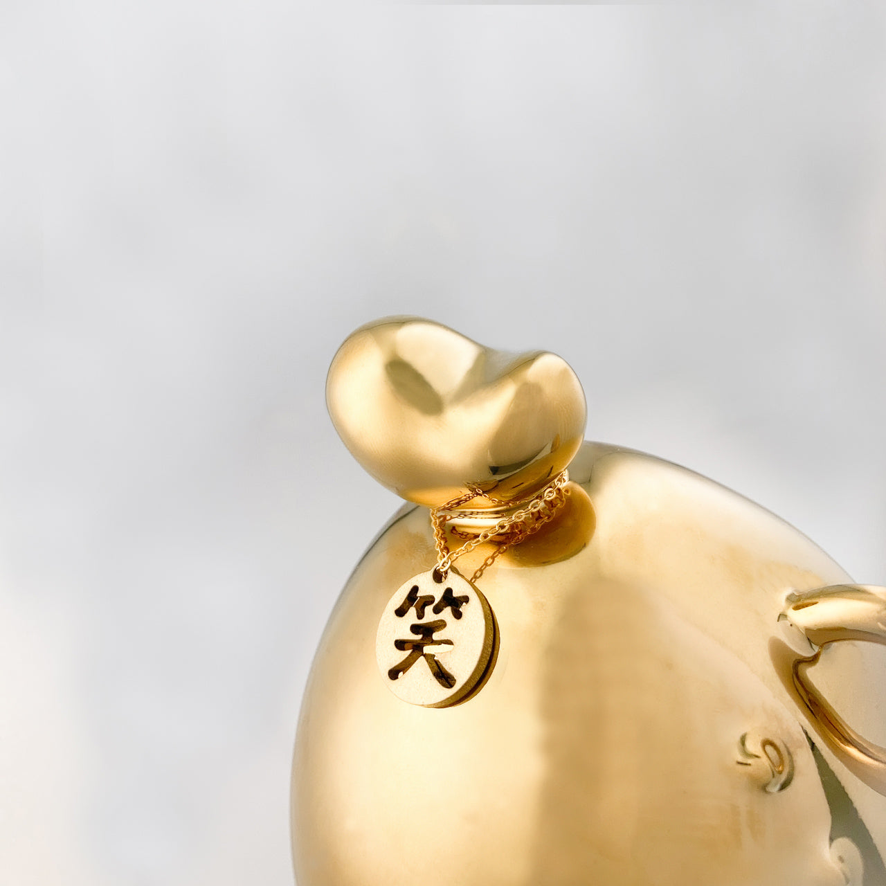 luxury gold happy bean 招笑豆 artist tts the tiny smile art Gift Shop Hong Kong Souvenirs lucky cat ceramic home decor 香港藝術禮品店 創意禮物 陶瓷擺設 招財 快樂 笑臉 搬家 生日送禮